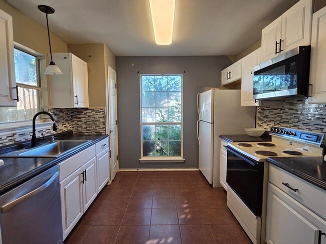 Photo - 121 Amelia Ct