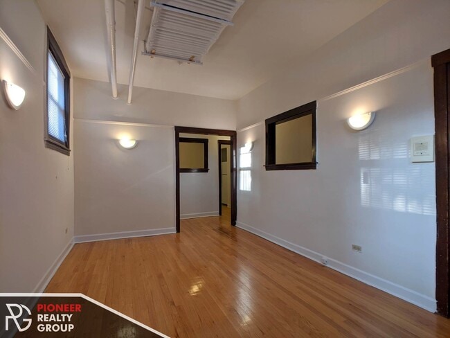 Photo - 820 W Waveland Ave
