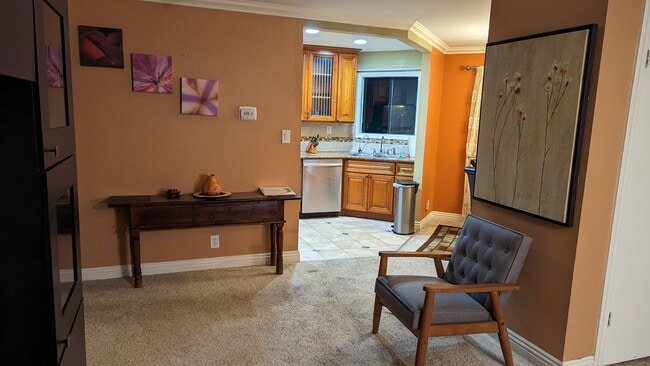 Photo - 999 Evelyn Terrace W