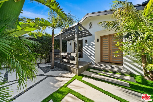 Building Photo - 355 S Sycamore Ave