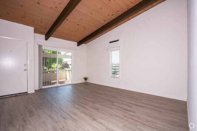 2BR, 1BA - 980SF - Living Room - Apartments on Cabot Way