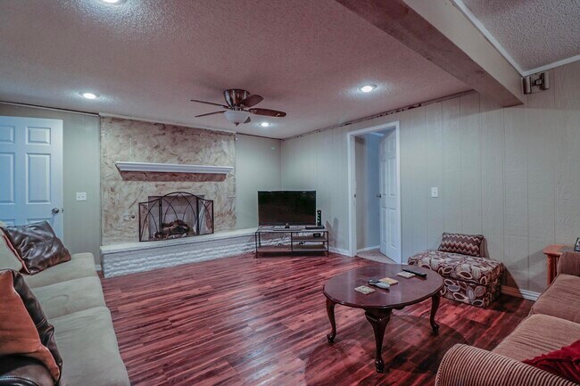 Photo - 2837 66th St