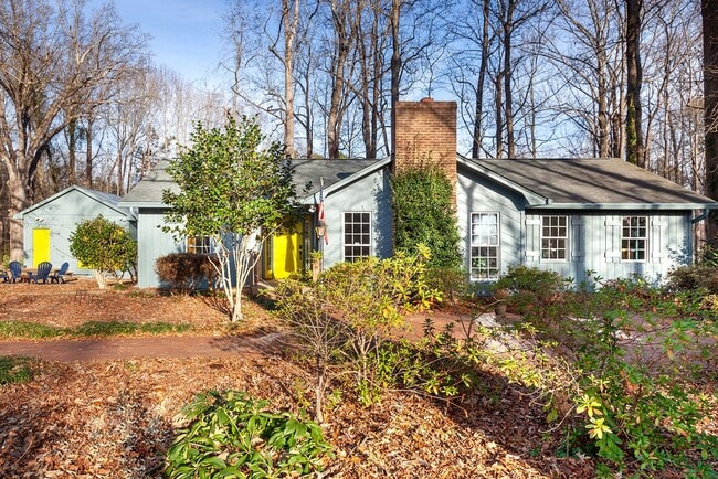 Building Photo - Super cute 3 bedroom, 2 bath home on woode...