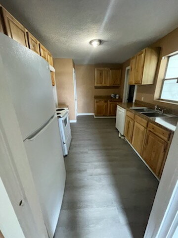 3 bedroom 1 bath apartment in duplex.