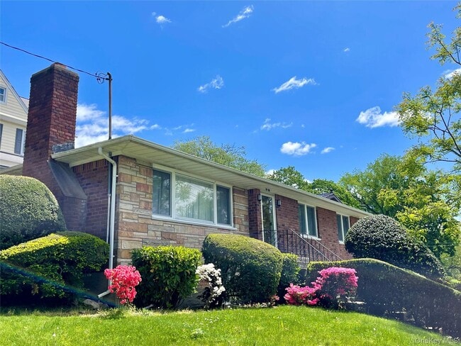 Photo - 39-05 Douglaston Pkwy