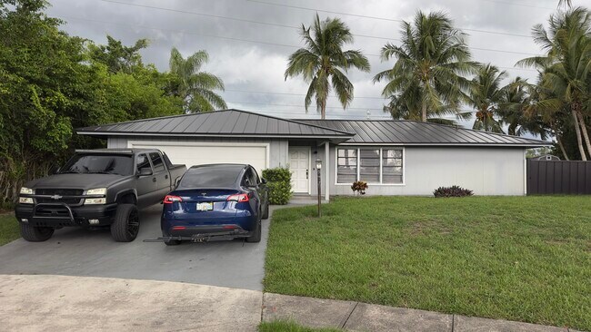 Photo - 323 Canterbury Dr W House