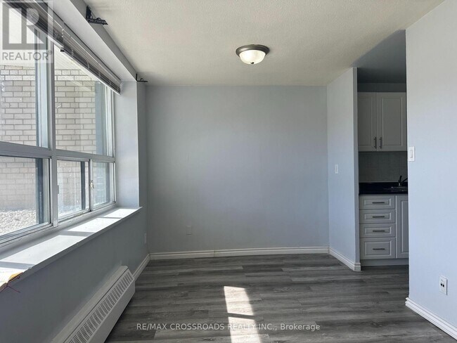 Photo - 363 Lakeshore Rd E Unité 102