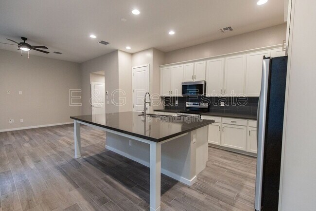 Photo - 901 S Smith Rd