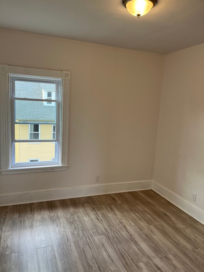 Building Photo - 211 Vernon St Unit 3rd Floor