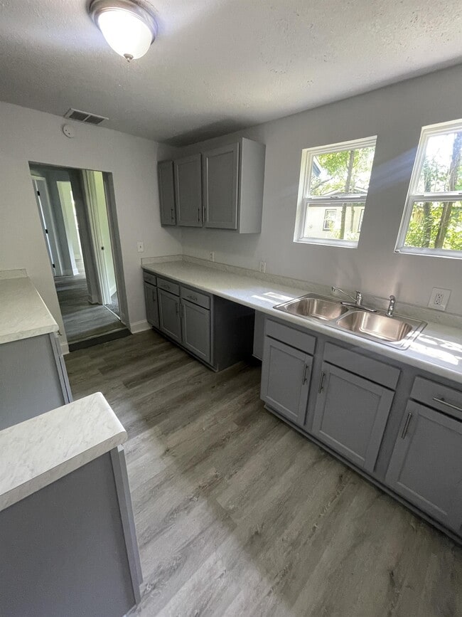 1282 W 27th St