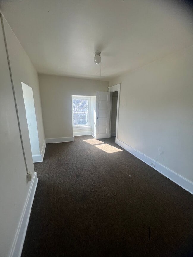 Building Photo - 1054 E 10th St Unit #2