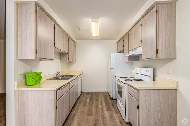 1BR, 1BA - 650SF - Kitchen