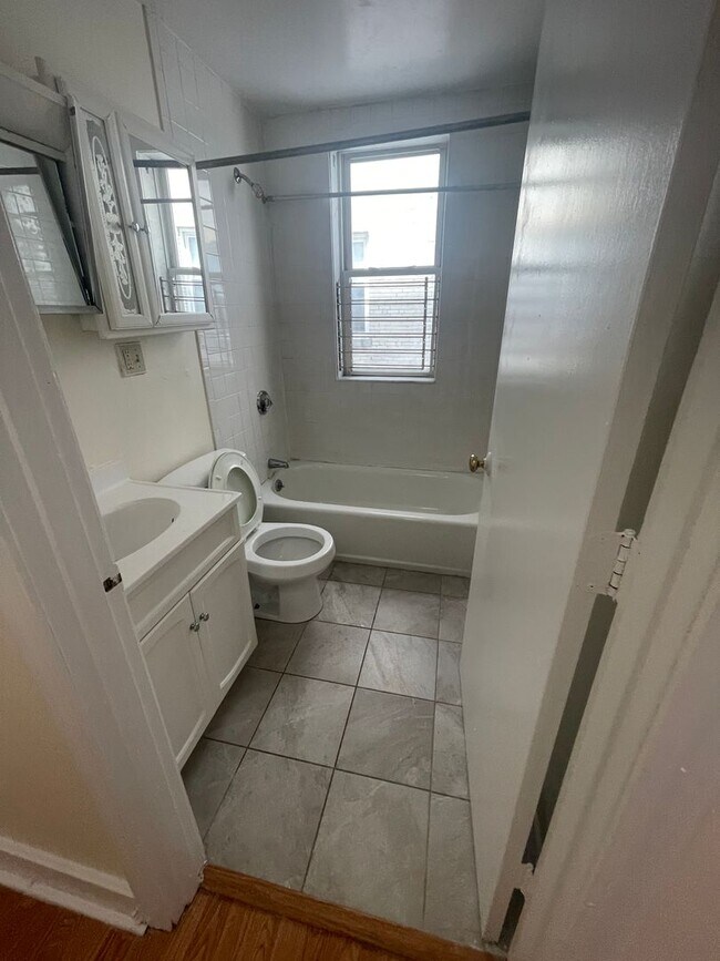 Photo - Renovated 1 bed , Sunny and Spacious, Utilities and laundry Inc Close to train 1 free Month