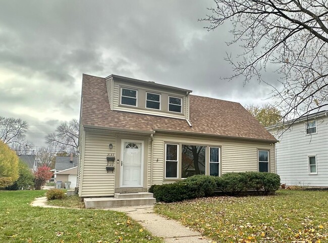 Charming 2 Bedroom Lower Near Tosa! - Charming 2 Bedroom Lower Near Tosa! House