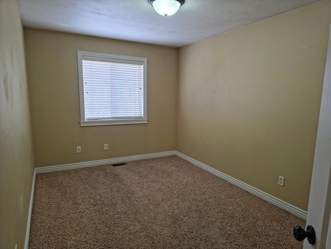 Photo - Beautiful 3 Bed, 2.5 bath Townhome with Attached 2 Car Garage in Rock Creek