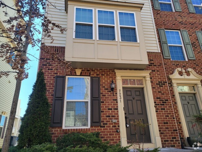 Building Photo - Beautiful 2 BR/2.5 BA EOG Townhome in Elkr...
