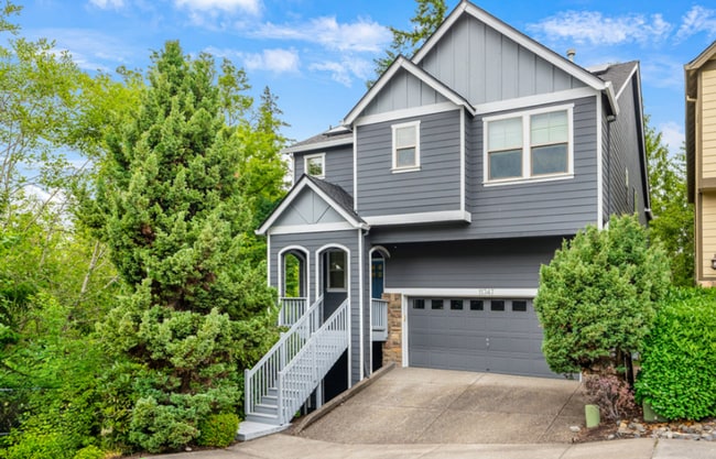 Building Photo - Spacious 5-Bedroom Retreat with Private Gr... Rental