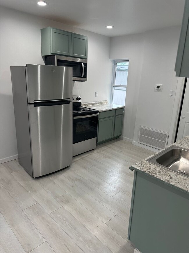 Building Photo - 1133 Merchant St Unit apt 2