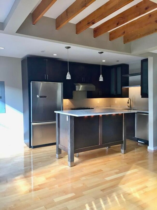 Building Photo - Spacious 3 Bed 2 Bath! Rental