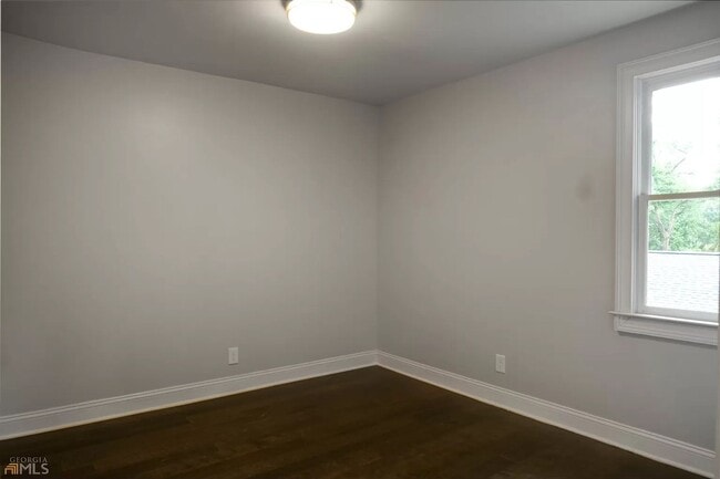 Photo - 2860 Joyce Ave