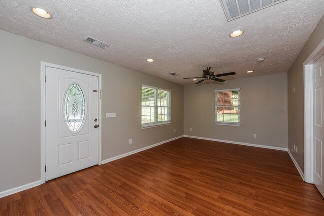 Photo - 2121 Ravenwood Dr