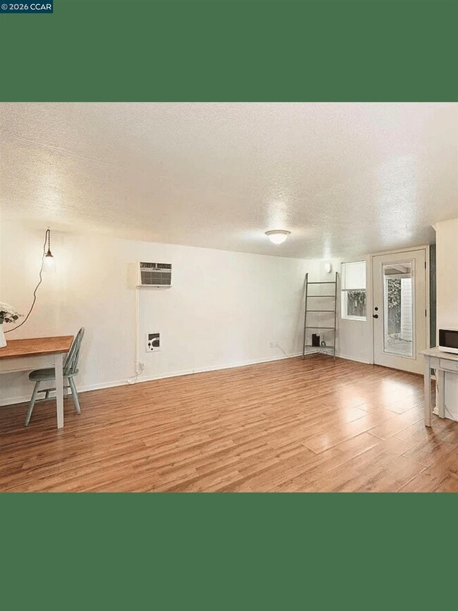 Photo - 326 1/2-E 1/2 Locust St