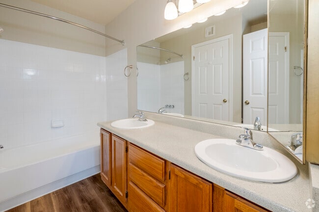 1BR, 1BA - 755SF - Bathroom