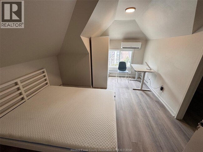 Photo - 1654 Martindale St