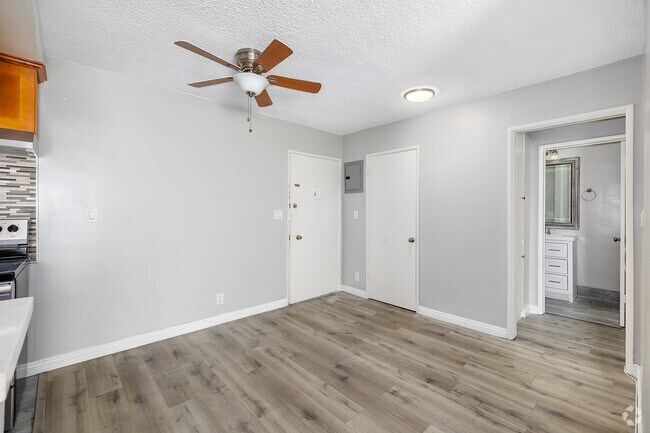 1BR, 1BA - 740SF - Dining Room
