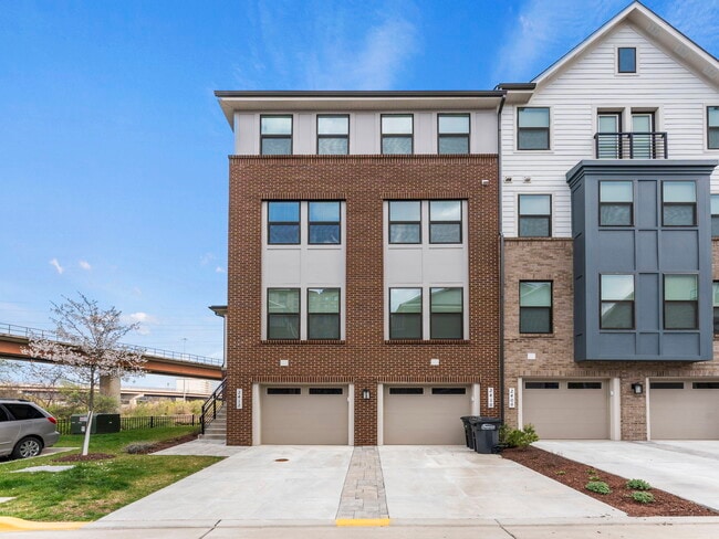 Building Photo - 2410 Stella Pl
