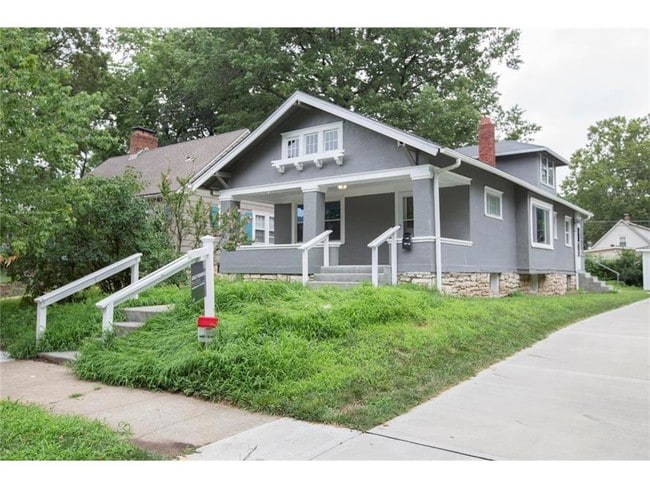 Photo - 5919 Kenwood Ave