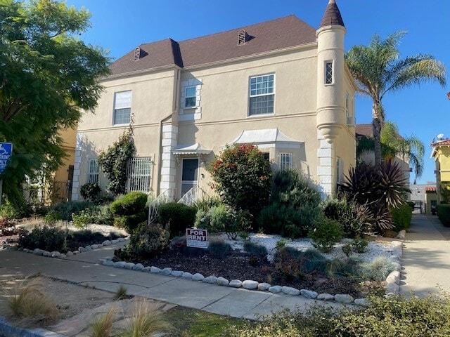 Building Photo - 1077-1079 S Orange Grove Ave