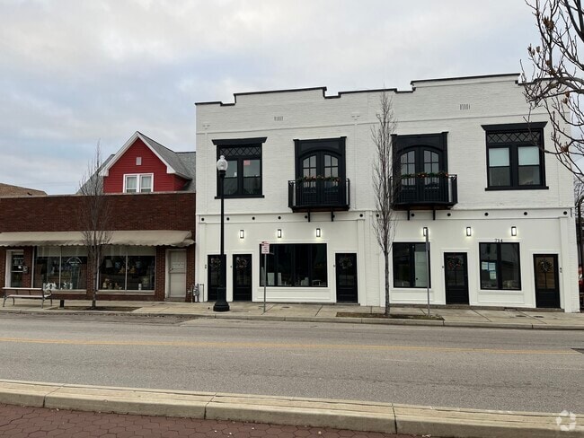 Building Photo - 714 N Main St Unit Dewey's Boutique Apt