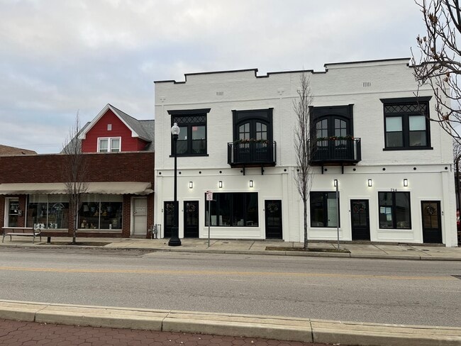 Building Photo - 714 N Main St Unit Dewey's Boutique Apt