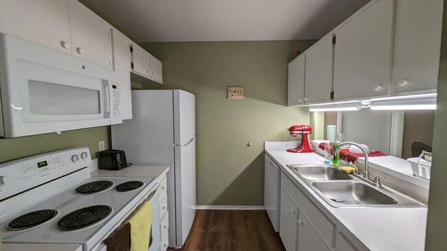 Photo - 4000 SW 23rd St Unit 4-303 - Bedroom 2