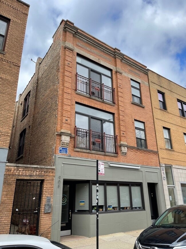 Building Photo - 908 N Damen Ave Unit 3F