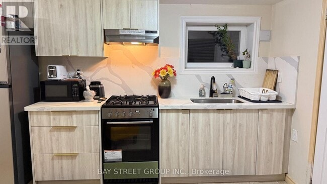 Photo - 657 Pharmacy Ave