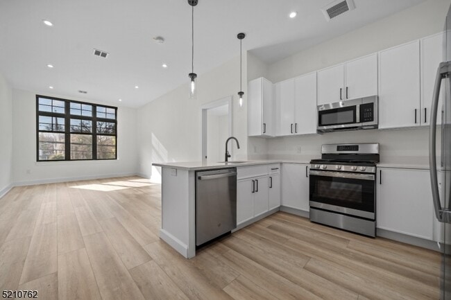 Building Photo - 1 Union Ave Unit 201