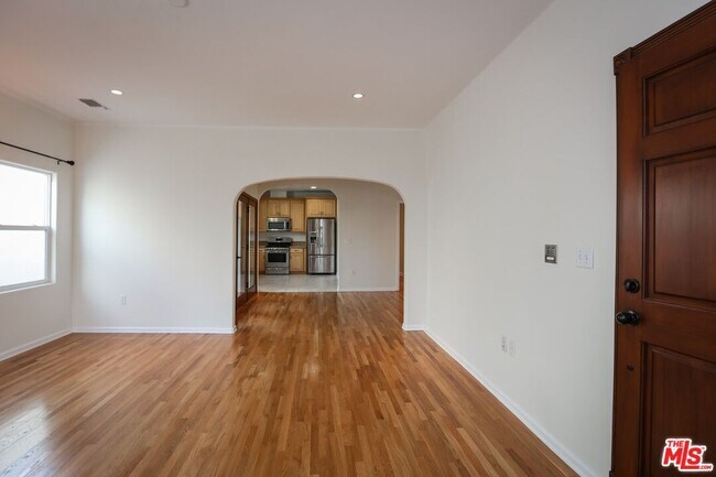 Photo - 806 N Alfred St Unidad 3