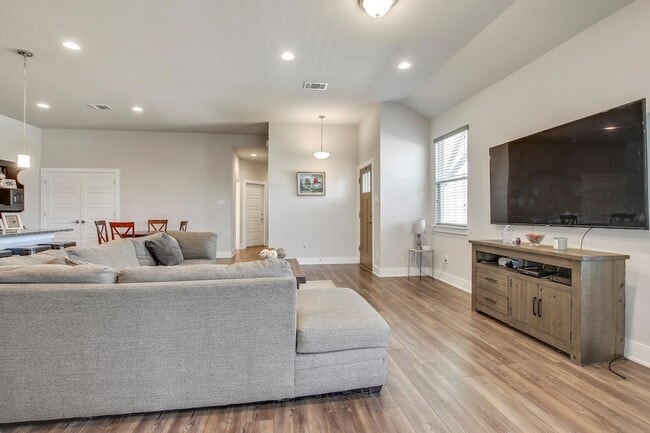 Photo - 501 Peace Dr