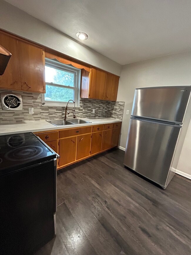 Epoxy countertop, industrial faucet, stainless appliances - 1909 Menard Dr Unit 1909 Menard Dr