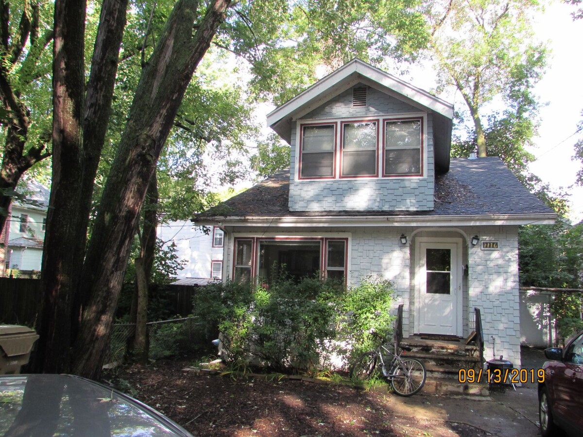 Secluded House on Near East Side - Secluded House on Near East Side