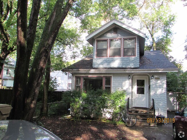 Building Photo - Secluded House on Near East Side