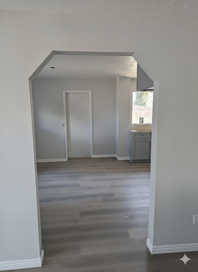 De sala a comedor - 960 E 2680 N