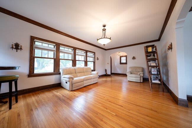 1600 N Sheridan Ave
