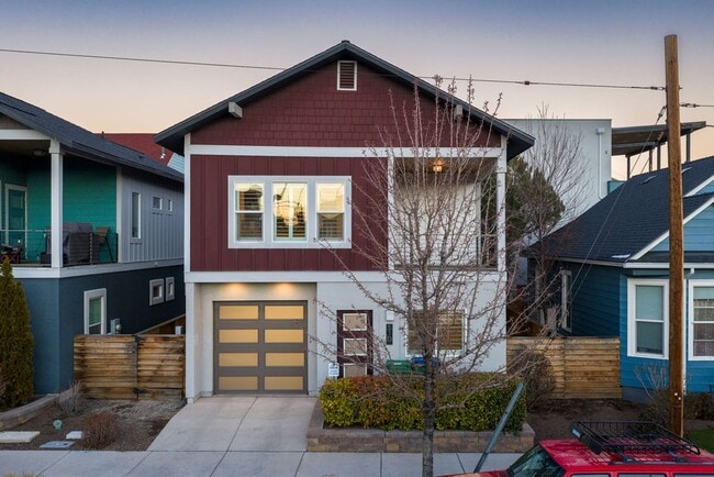 Building Photo - Contemporary Dual Level MidTown Bungalow with Balcony & Garage!