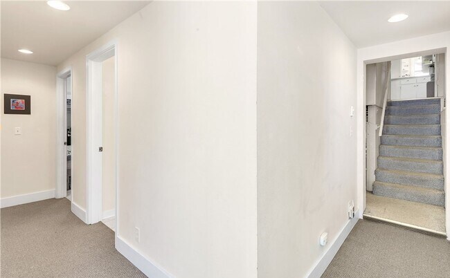 Photo - 4 bedroom + 2 Bonus Basement Rooms near Downtown Bellingham!