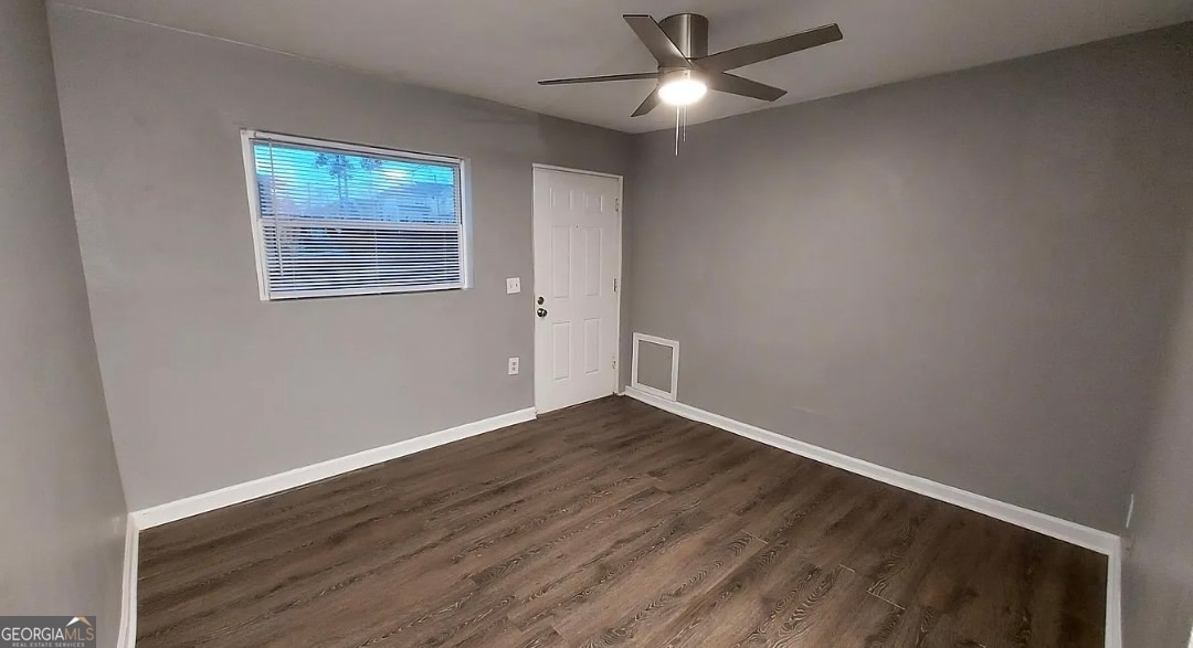 Photo - 574 Cooper St SW