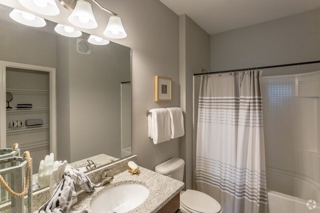 2BR, 2BA - 1088 SF - Bathroom
