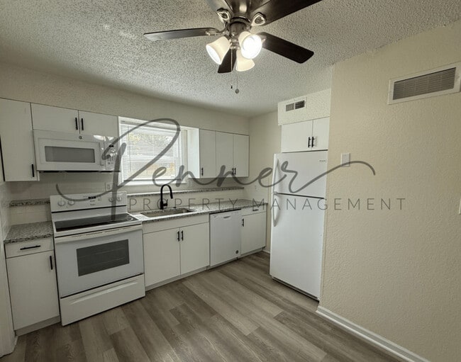 Photo - 711 NE Barnes Dr